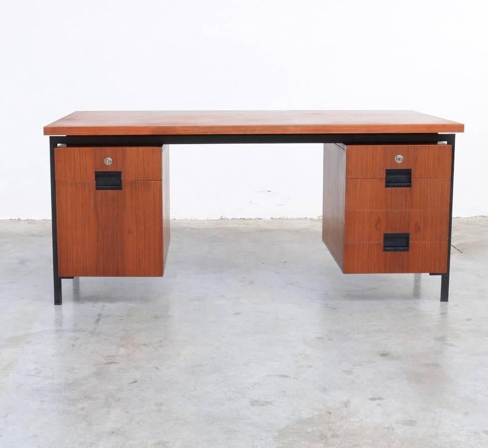 This large desk from the Japanese series was designed by Cees Braakman for Pastoe in 1958.
The black metal base and the black minimal acrylic handles are simple and pure. The teakwood makes it a warm piece of furniture.
You can perfectly organize