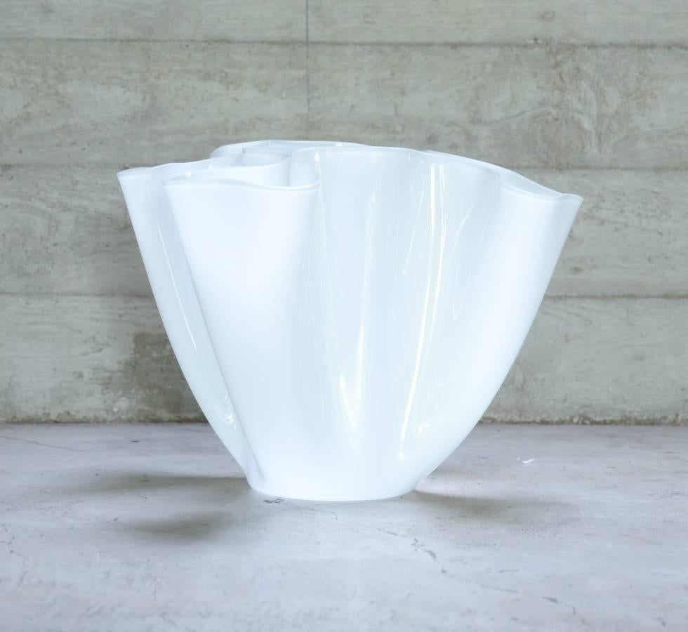 This extraordinary vase was designed by Pietro Chiesa in 1932 for Fontana Arte.
It is made from a hot folded sheet of glass.
This vintage Cartoccio in white glass is still in mint condition.
The manual production makes each vase unique.