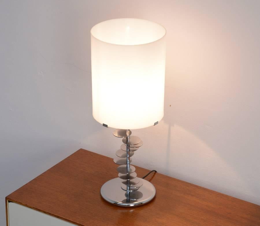 This great table lamp could be a design of Curtis Jere.
The ‘dynamic’ polished chrome base holds the original white Lucite shade.
This minimal table lamp is in very good vintage condition, checked and ready for use.
