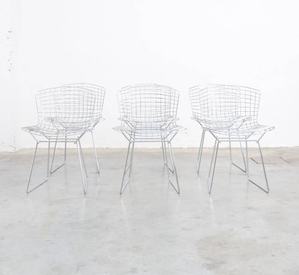 Harry Bertoia designed this iconic wire chair 420 C for Knoll International in the 1950s.
These original Bertoia chairs are made of chromium-plated metal and in very good vintage condition.
It was Charles Eames who motivated the sculptor Harry