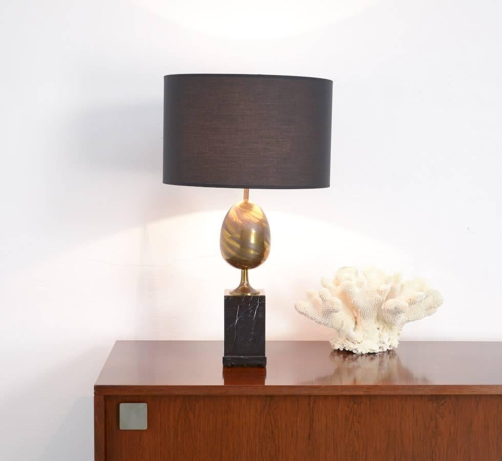 This elegant brass table lamp is a classic design of the 1970s.
The black marble and the threaded brass is an excellent combination.
The lamp is in very good condition with a new shade.