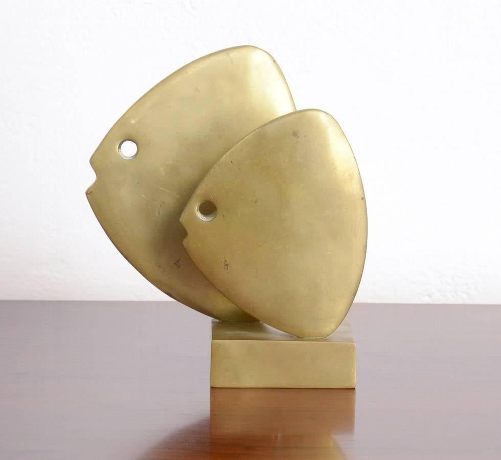 The Thai artist Hattakitkosol Somchai created this fish sculpture in the 1970s.
It is a nice minimal sculpture made of brass.
This small sculpture is still in very good original condition, not marked.