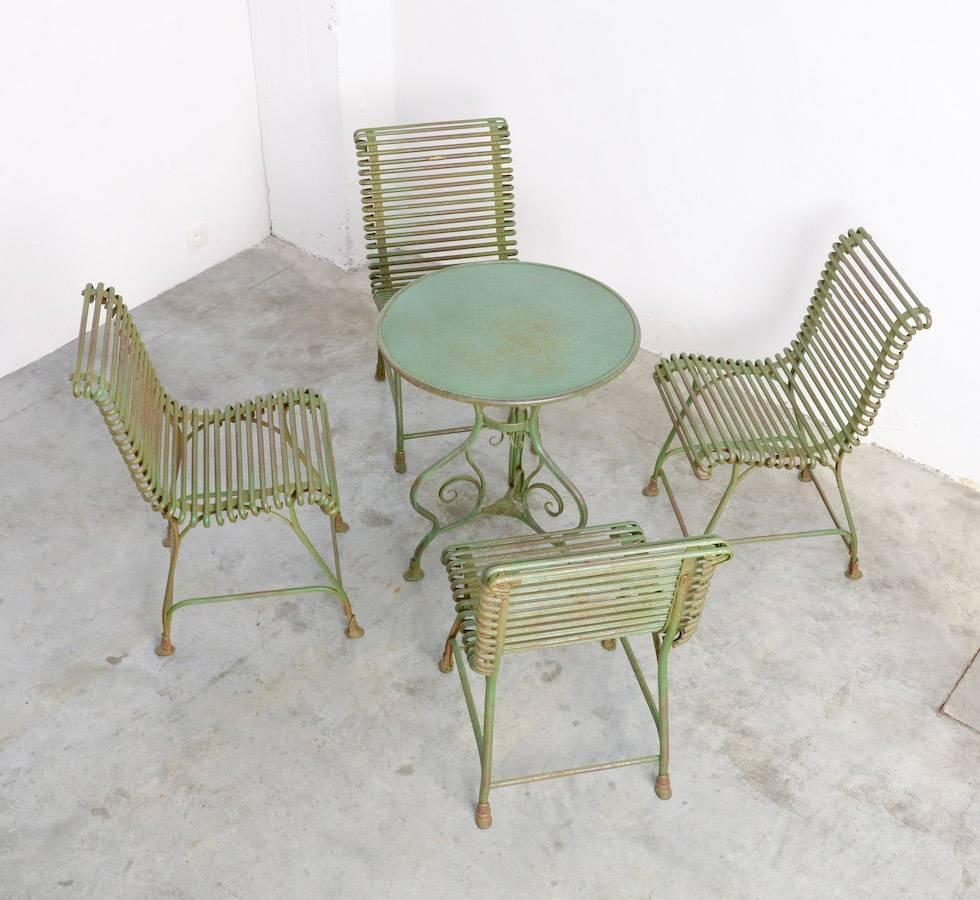 This authentic garden set is marked ‘USINE S. Sauveur ARRAS’.
The wrought and cast iron chairs and table are strong made and nice detailed with horse hooves.
This great garden set is complete original of the beginning of the 20th century.