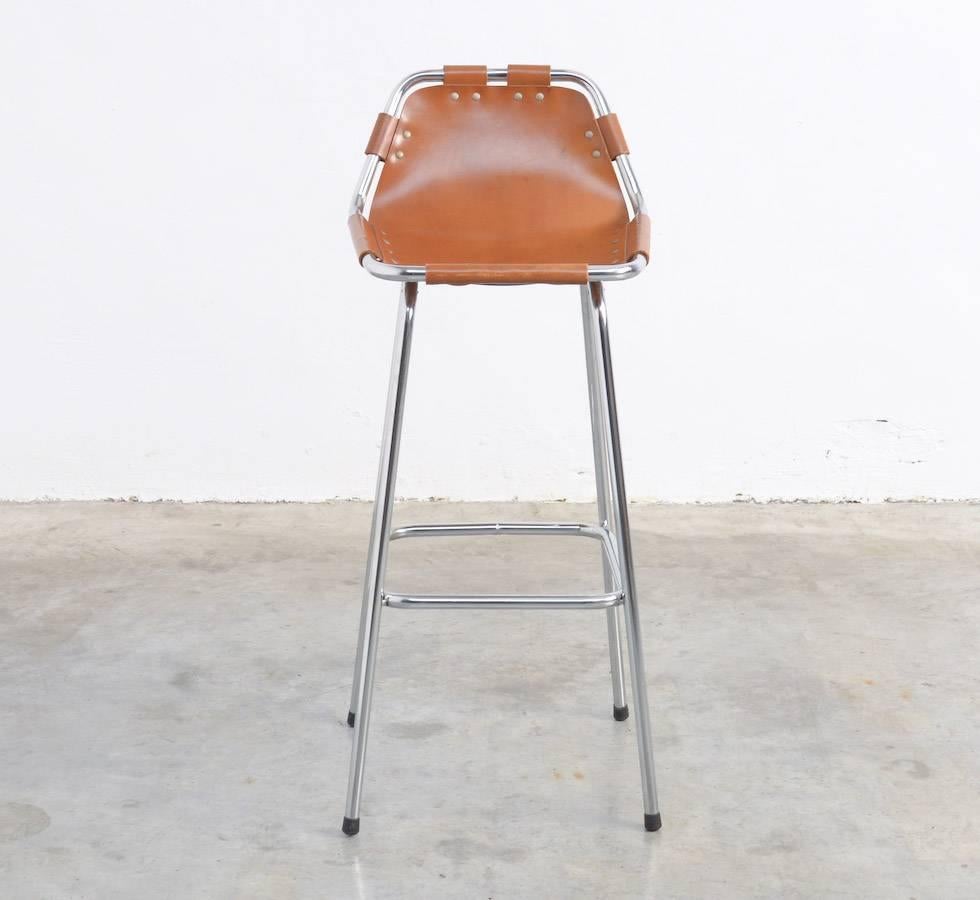 This bar stool was selected for Ski Resort ‘Les Arcs’ in France in the 1960s.
It has a tubular chrome frame and a thick cognac leather seat with chrome buttons. The stool has a nice patina and is in excellent vintage condition.