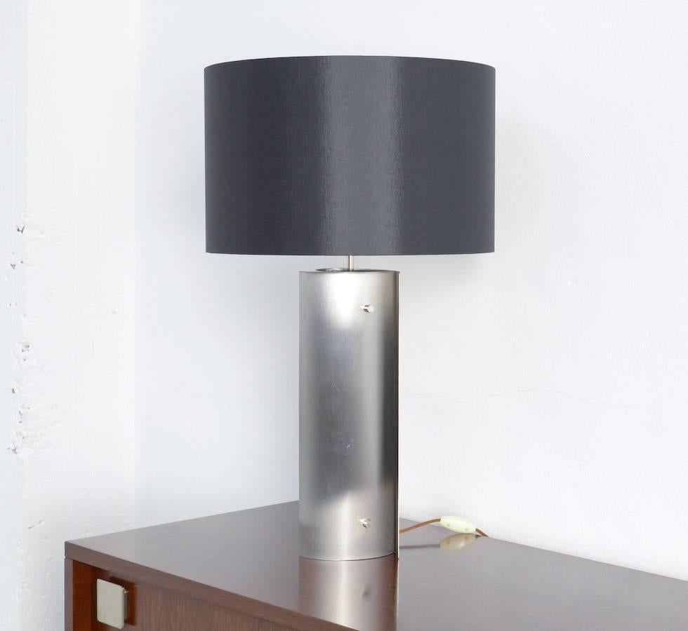 This pure minimal table lamp can be dated in the 1970s.
It is in excellent condition with a new black shade.