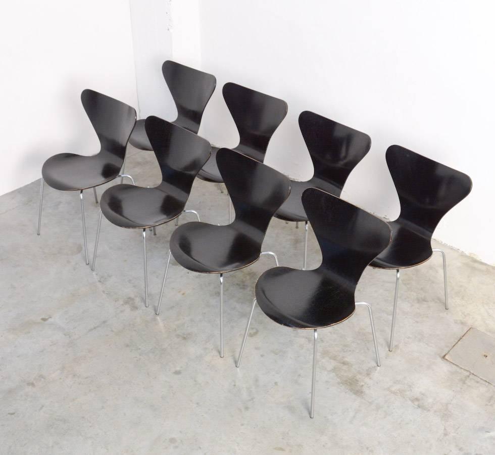 The Butterfly chair was designed by Arne Jacobsen in 1955 for Fritz Hansen. These chairs are manufactured in 1967.
This four-legged chair with a black lacquered bent plywood seat, is still a beautiful design Classic.
All chairs are in very good
