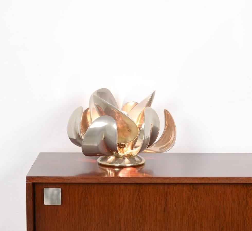 This table lamp is designed by Michel Armand for the Atelier Michel Armand in 1979.
It’s a very rare table lamp made of silver patinated bronze.
This sculptural lamp is heavy and high quality made.
It is in very good condition.
A special and