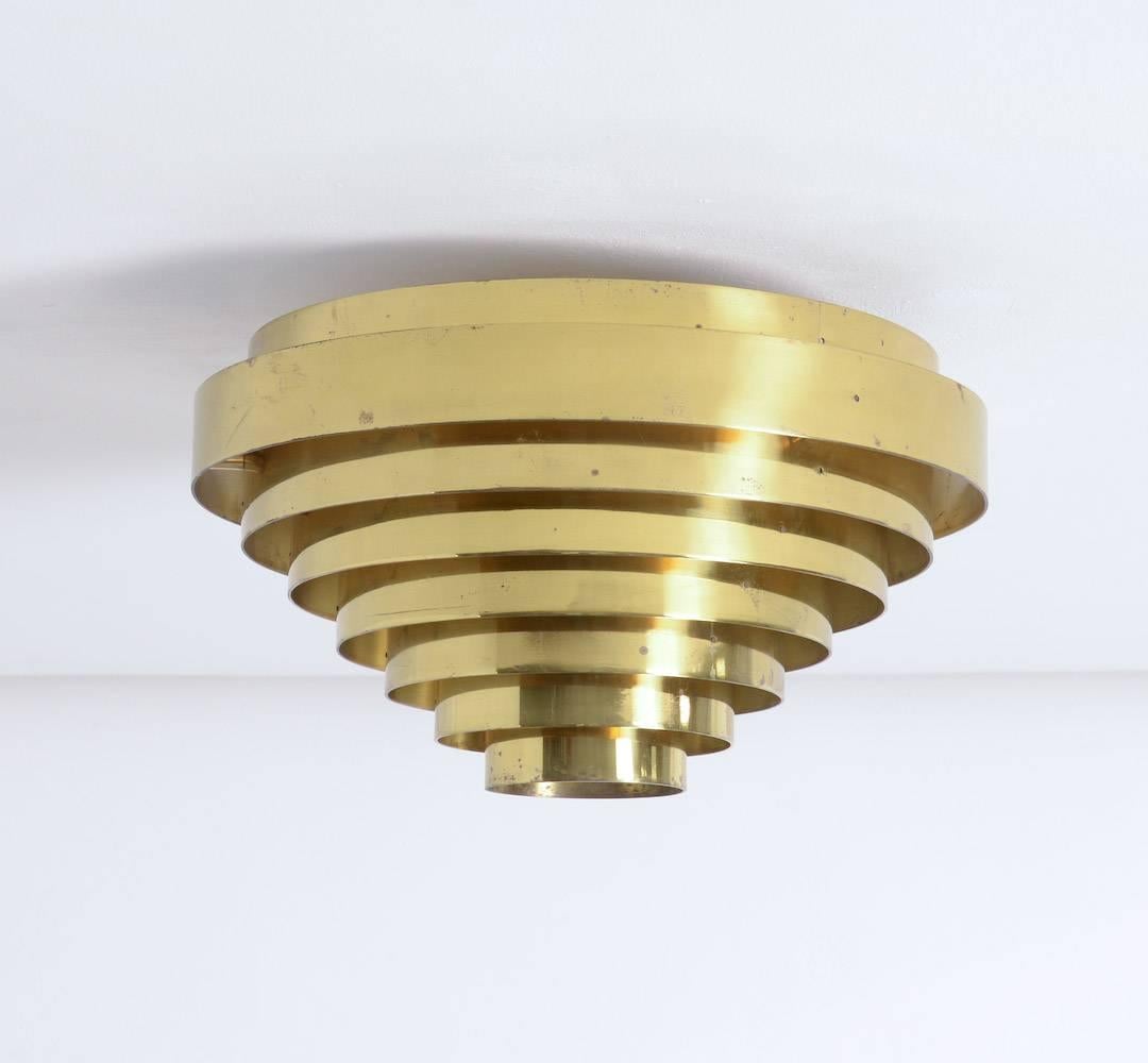 This unique ceiling lamps was designed by Jules Wabbes in 1969.
This old original lamp is made of 8 brass concentric rings, it creates a great light effect.
This beautiful lamp is in very good vintage condition. It needs 3 light bulbs.

Jules