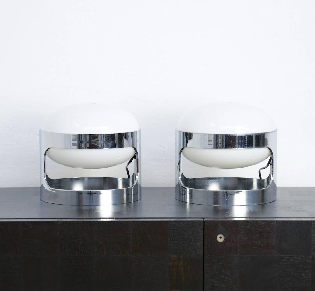 The table lamp KD27 was designed by Joe Colombo for Kartell in 1967.
We offer you a nice pair of the chrome edition.
The cylindric base is made of chromed plastic, the shades are made of PMMA opaline. This chrome version is more exclusive and hard