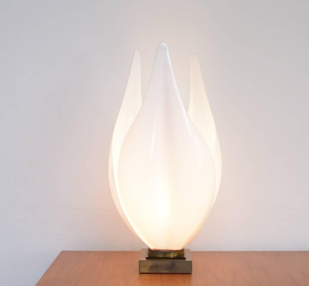 This decorative table lamp inspired by a tulip, was made by Rougier in the 1970s.
The three leaves made of PMMA opaline are fixed in the resin base, which is finished with brass.
This decorative table lamp is in very good vintage condition.