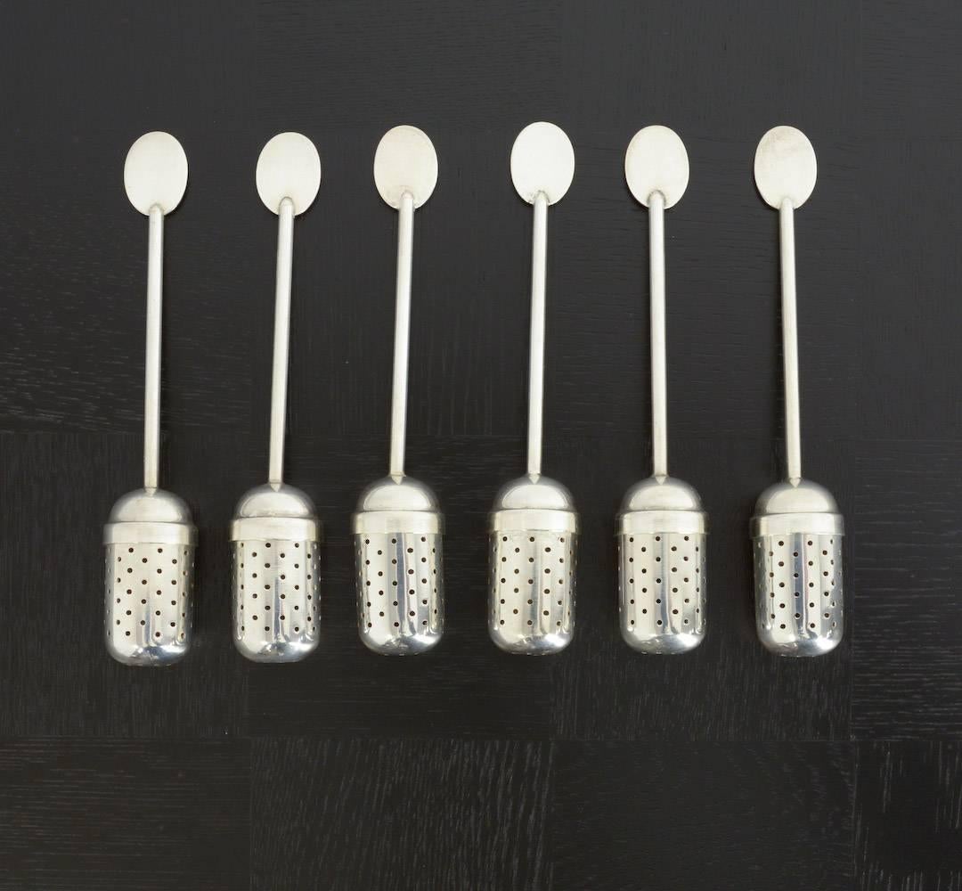 This tea egg was designed by Christian Dell for Bauhaus in 1924.
These six silver-plated tea infusers were produced in Germany in the 1930s.
They are a little different from the 1st production.
They are still in very good condition.