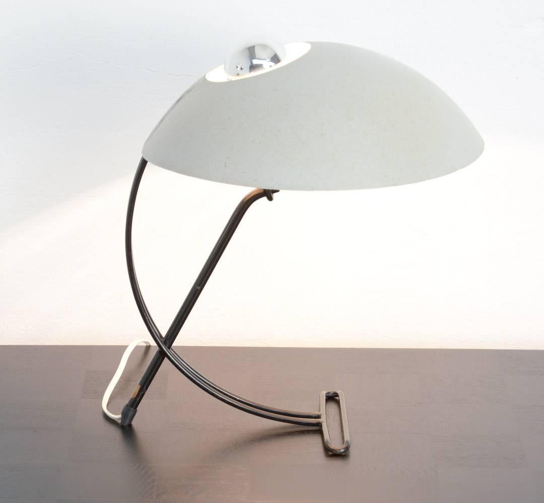 This rare desk lamp was designed by Louis Kalff for Philips in 1957.
It is a beautiful and subtle design with its black wire frame and nice shaped grey shade.
The lamp in very good condition, it is completely rewired.