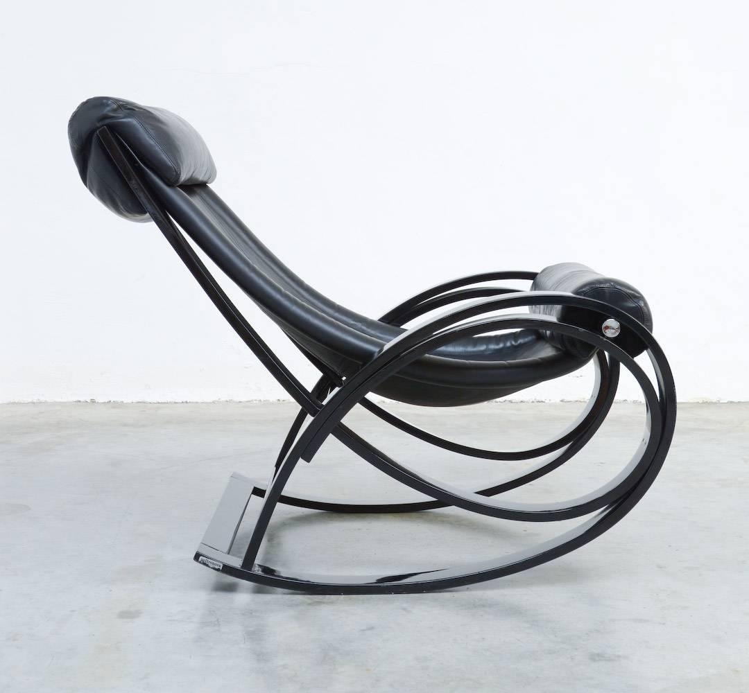 This great Sgarsul rocking chair was designed by Gae Aulenti in 1962 for Poltronova.
The combination of the shiny black lacquered plywood rocking base and the black leather seat is perfect.
This great rocking chair is in very good vintage
