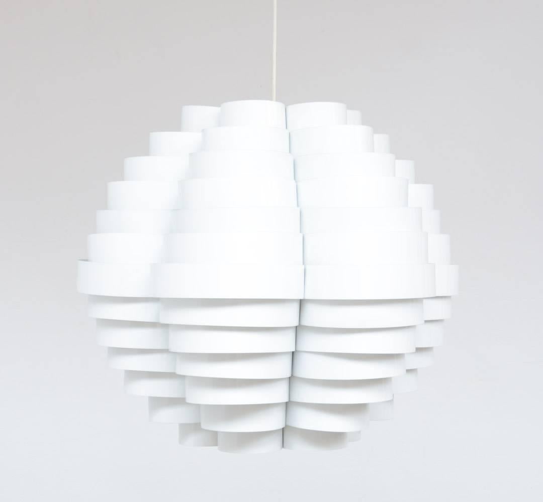 This large model 1770 Tornado pendant lamp was designed by Elio Martinelli for Martinelli Luce in 1963.
The lamp is made of 13 white lacquered steel bands fixed on a central hexagonal stem to create a flowerlike composition. The light effect on the