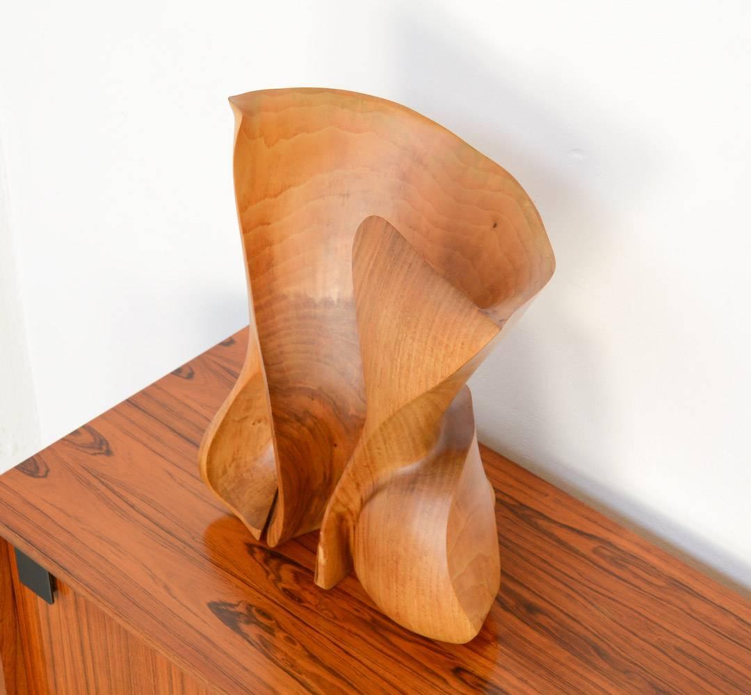 This abstract wooden sculpture is signed Tidis.
More information about this Belgian artist is hard to find.
Nevertheless the abstract organic design is amazing and timeless.
It’s great to see it from different points of view.
This very