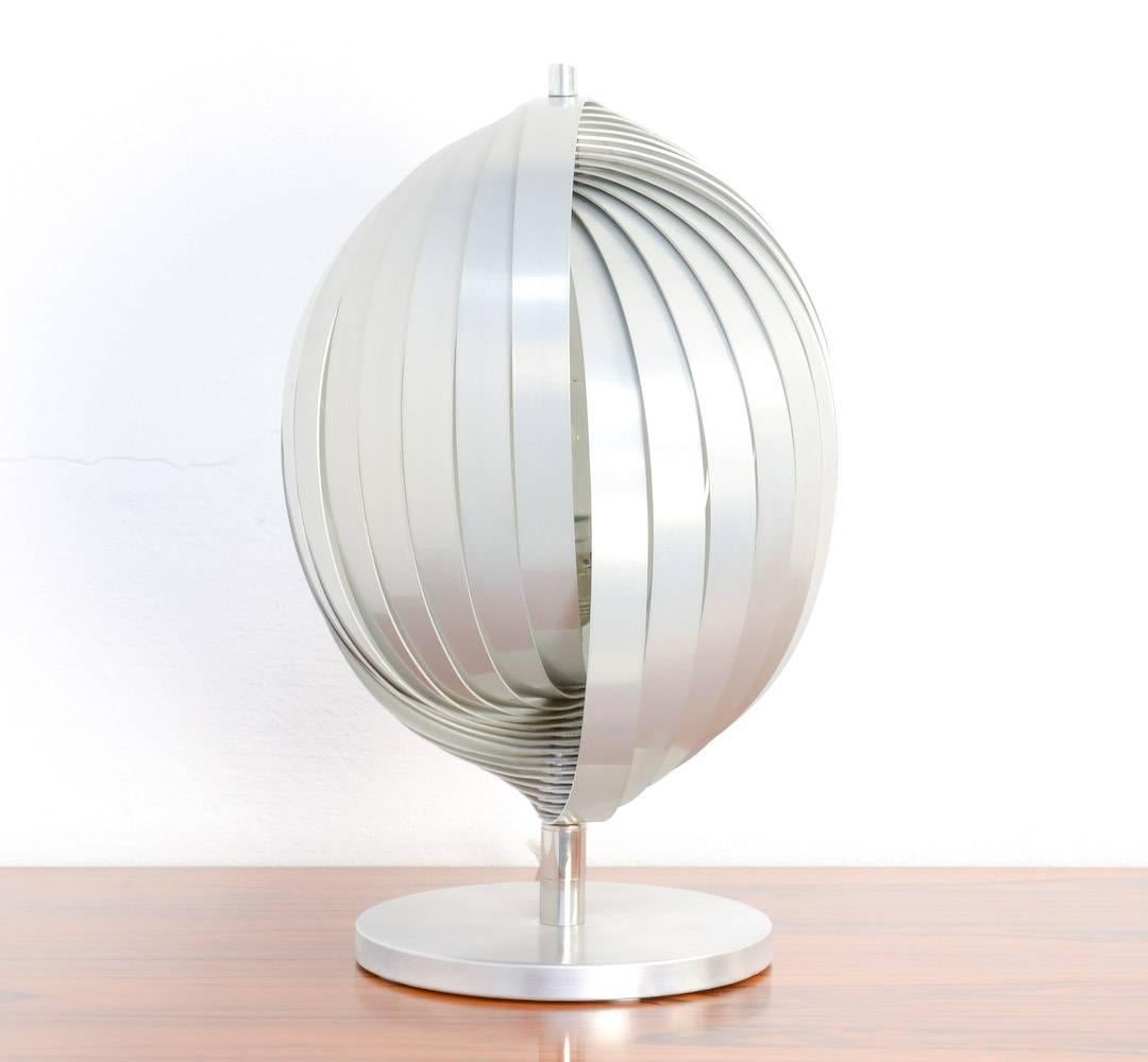 This beautiful table lamp of the Nickelor collection, was designed by Henri Mathieu in France in the 1970s.
He must have been inspired by the natural perfect form of a shell.
The twisted aluminium segments are white lacquered inside. They create