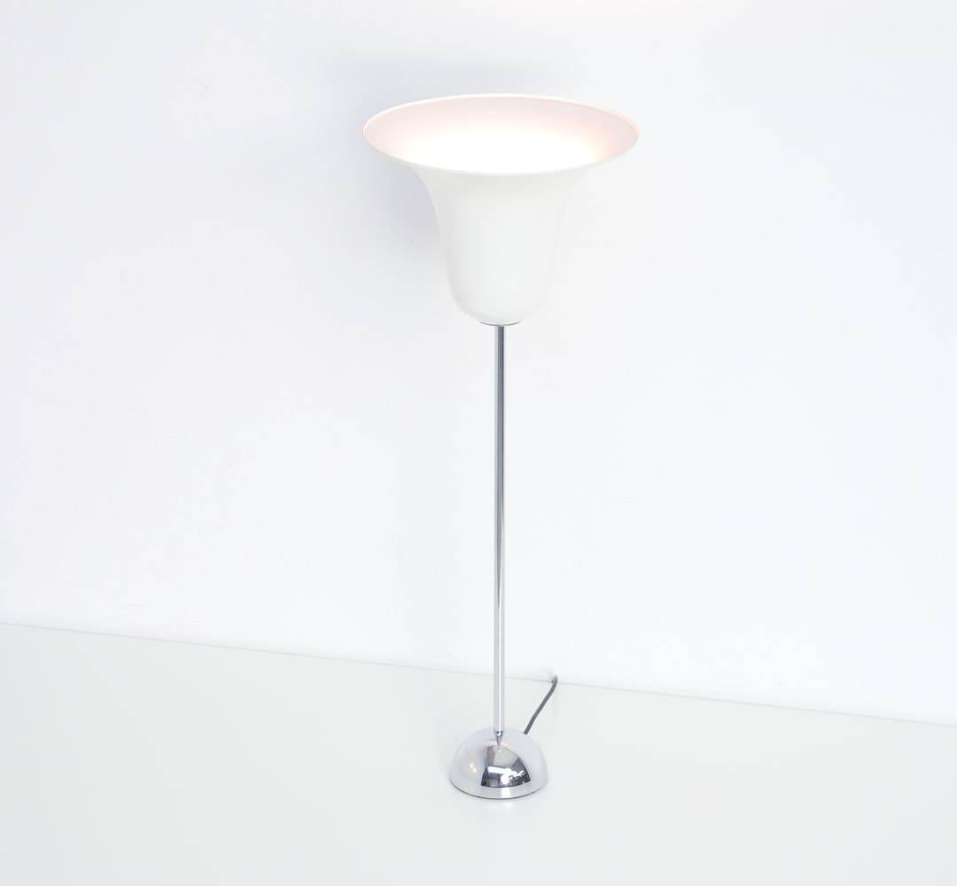 The Pantop lamp was designed by Verner Panton in 1980.
It is a wide range of pendant, floor and table lamps with a bell-like widely flaring shade, mounted up or down.
This Pantop table lamp with a metal chromium-plated base and a white lacquered
