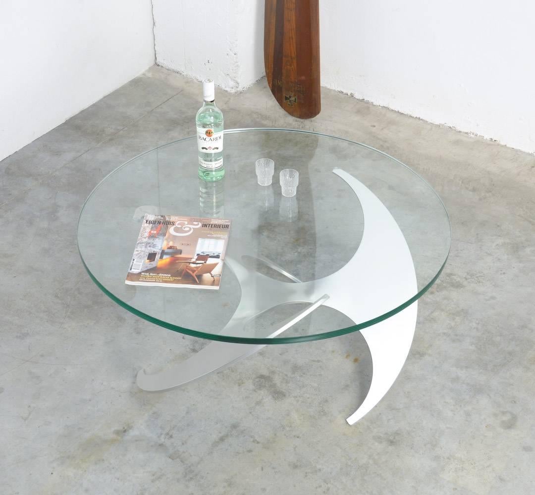 This aluminium propeller coffee table is designed by Knut Hesterberg in 1964. It is manufactured by Ronald Schmitt in Germany.
The propeller base is made of cast aluminum.
The clear glass top (2 cm) is original and still in good condition, with