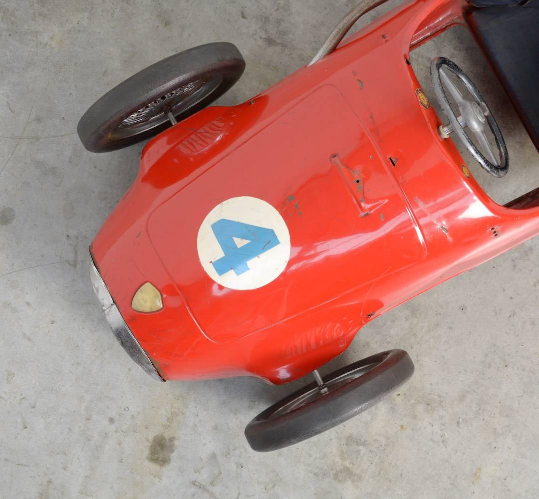 Grand Prix Ferrari-Pedalwagen von Giordani, Italien. (Moderne der Mitte des Jahrhunderts)