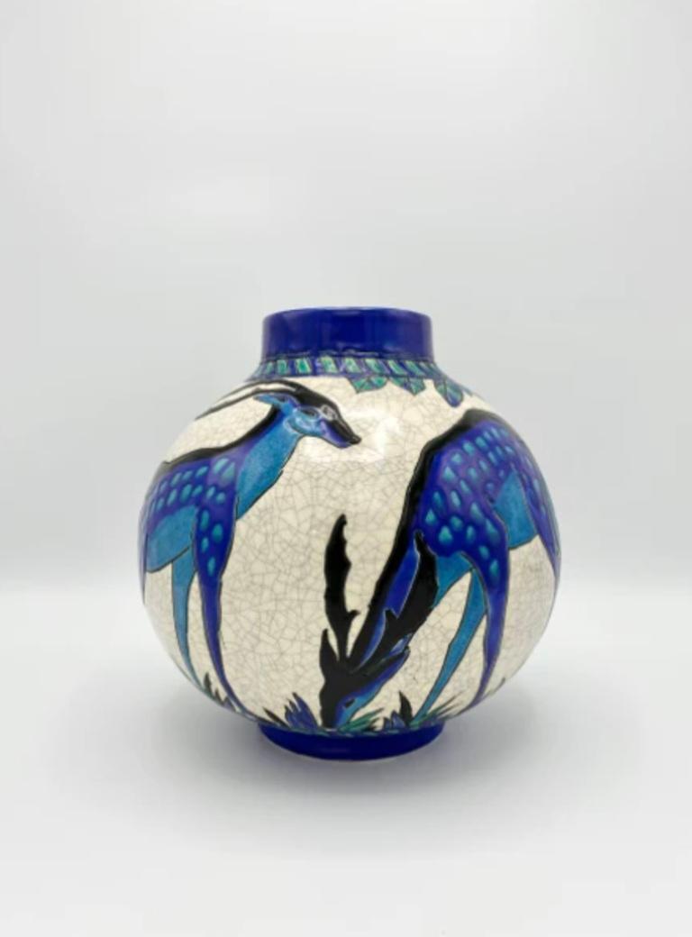 Belga Vaso Art Déco con quattro vedute di cervi blu su fondo bianco screziato in vendita