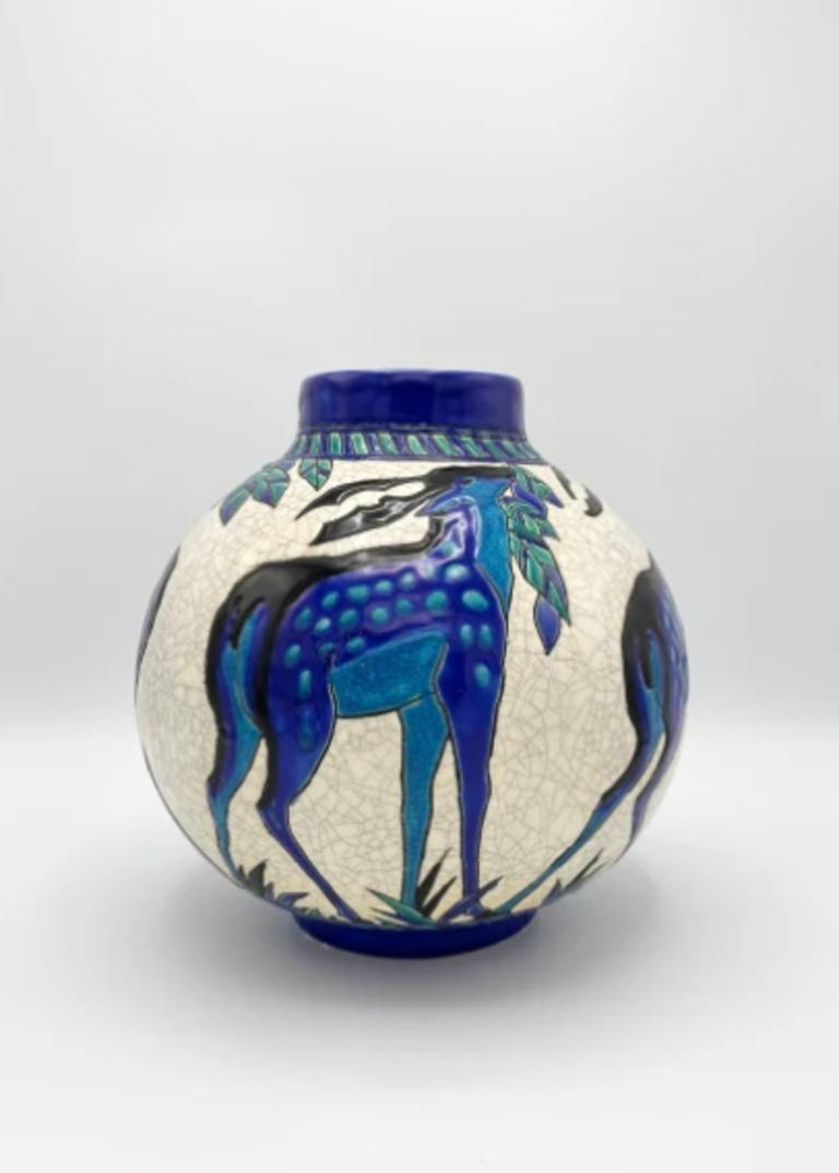 Smaltato Vaso Art Déco con quattro vedute di cervi blu su fondo bianco screziato in vendita