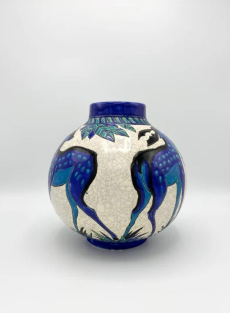 Inizio XX secolo Vaso Art Déco con quattro vedute di cervi blu su fondo bianco screziato in vendita
