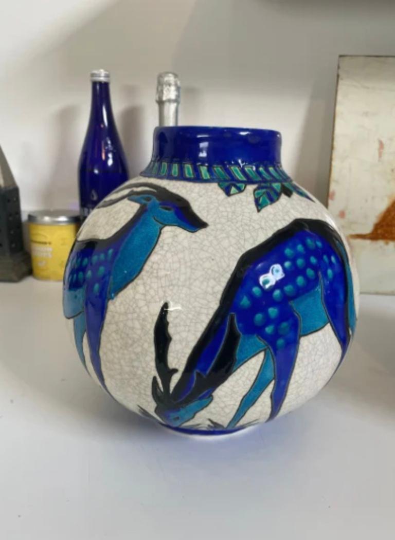 Ceramica Vaso Art Déco con quattro vedute di cervi blu su fondo bianco screziato in vendita
