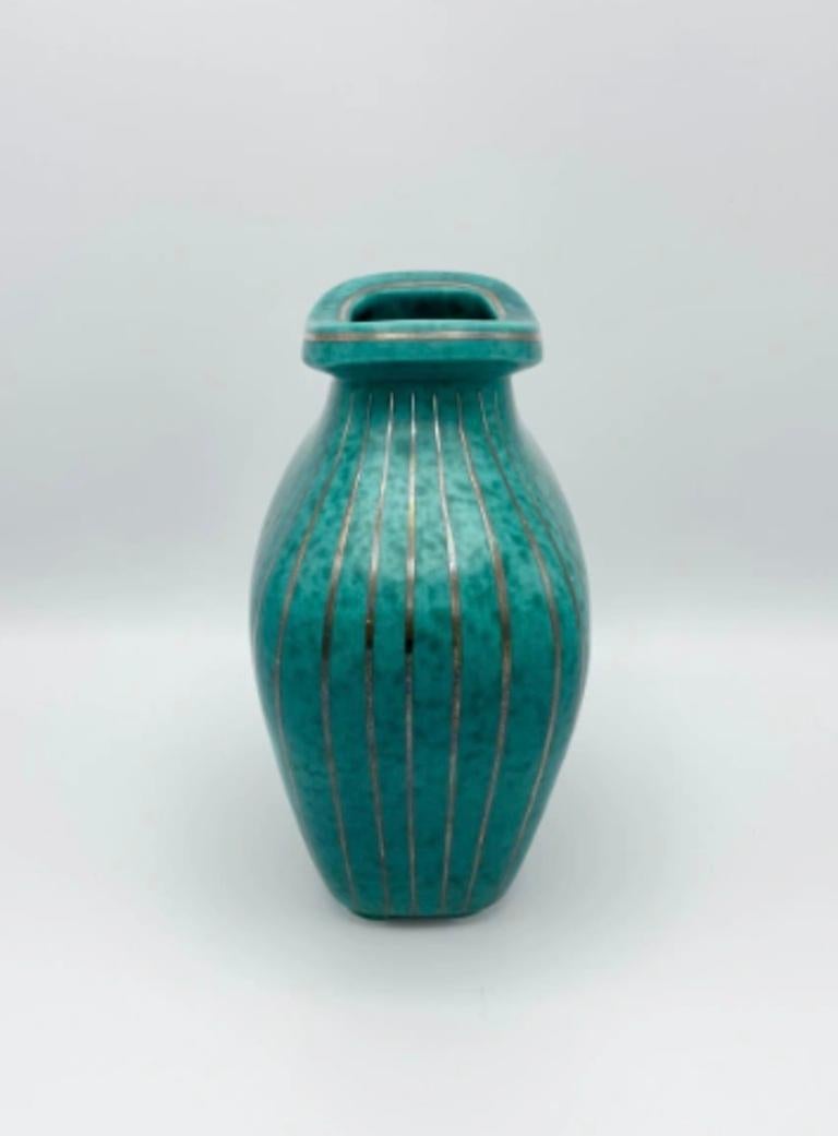 Wilhelm Kåge (1889-1960) è una figura centrale nella storia del design ceramico svedese del XX secolo. Ampiamente considerato come un pioniere del modernismo svedese, Kåge ha svolto un ruolo cruciale nel plasmare l'identità estetica della nazione