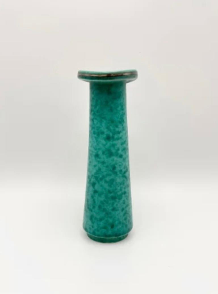Wilhelm Kåge (1889-1960) è una figura centrale nella storia del design ceramico svedese del XX secolo. Ampiamente considerato come un pioniere del modernismo svedese, Kåge ha svolto un ruolo cruciale nel plasmare l'identità estetica della nazione