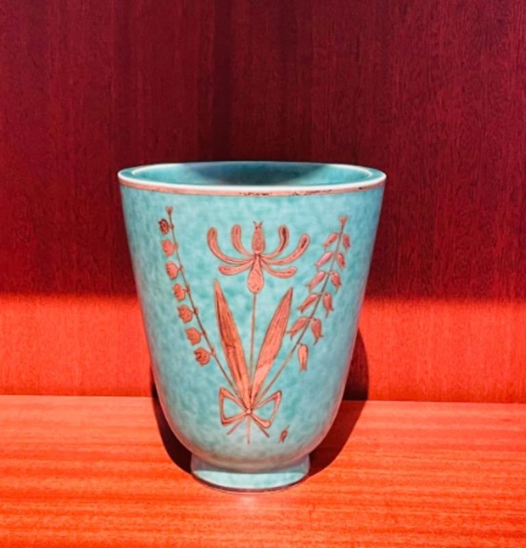 Smaltato Vaso turchese con fiori dorati di Wilhelm Kåge in vendita