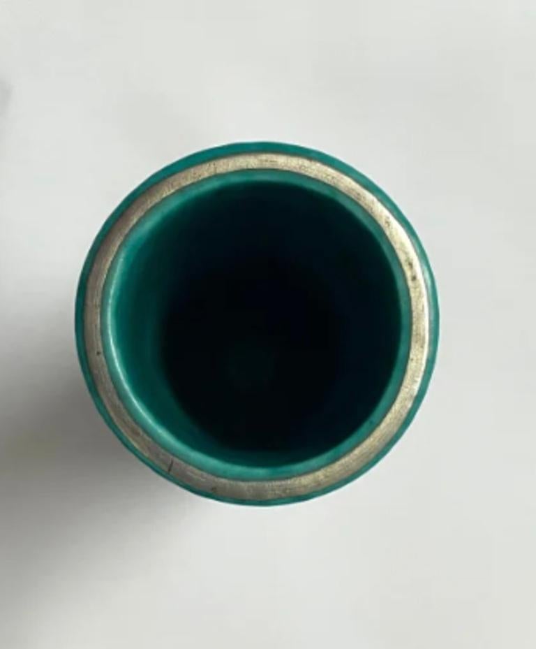 Moderno Vaso turchese con fiore d'oro di Wilhelm Kåge in vendita