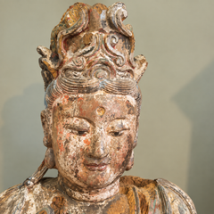Bodhisattva Guanyin in legno intagliato, risalente agli inizi della dinastia Ming, Cina, 1400 circa