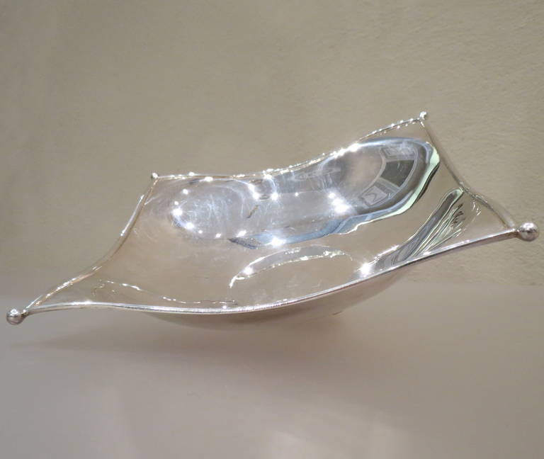 Shallow napkin shape sterling silver bowl (small version depicted). Made in Italy.
Dimensions: H 5.5 cm, D 18.5 cm, W 18.5 cm. Weight: 281 gram.