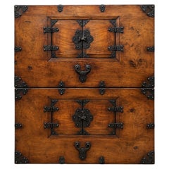 Armario coreano antiguo de madera de dos partes con herrajes de hierro forjado a mano