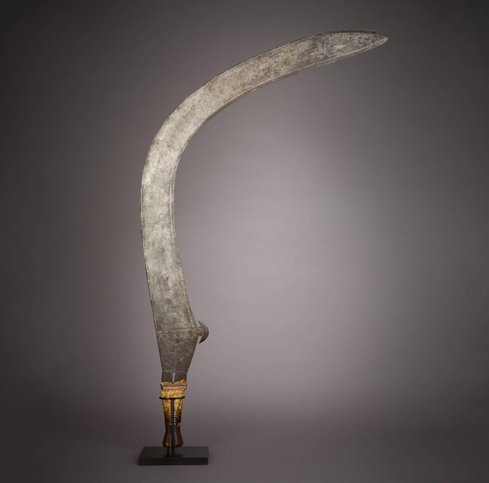 Elegance and painstaking craftsmanship mark this Boa sickle, which stands like an alert snake, poised, rigid yet fluid. The warmth of the handle against the cool steel grey of the blade create a pleasing contrast for the eye, but what compels the