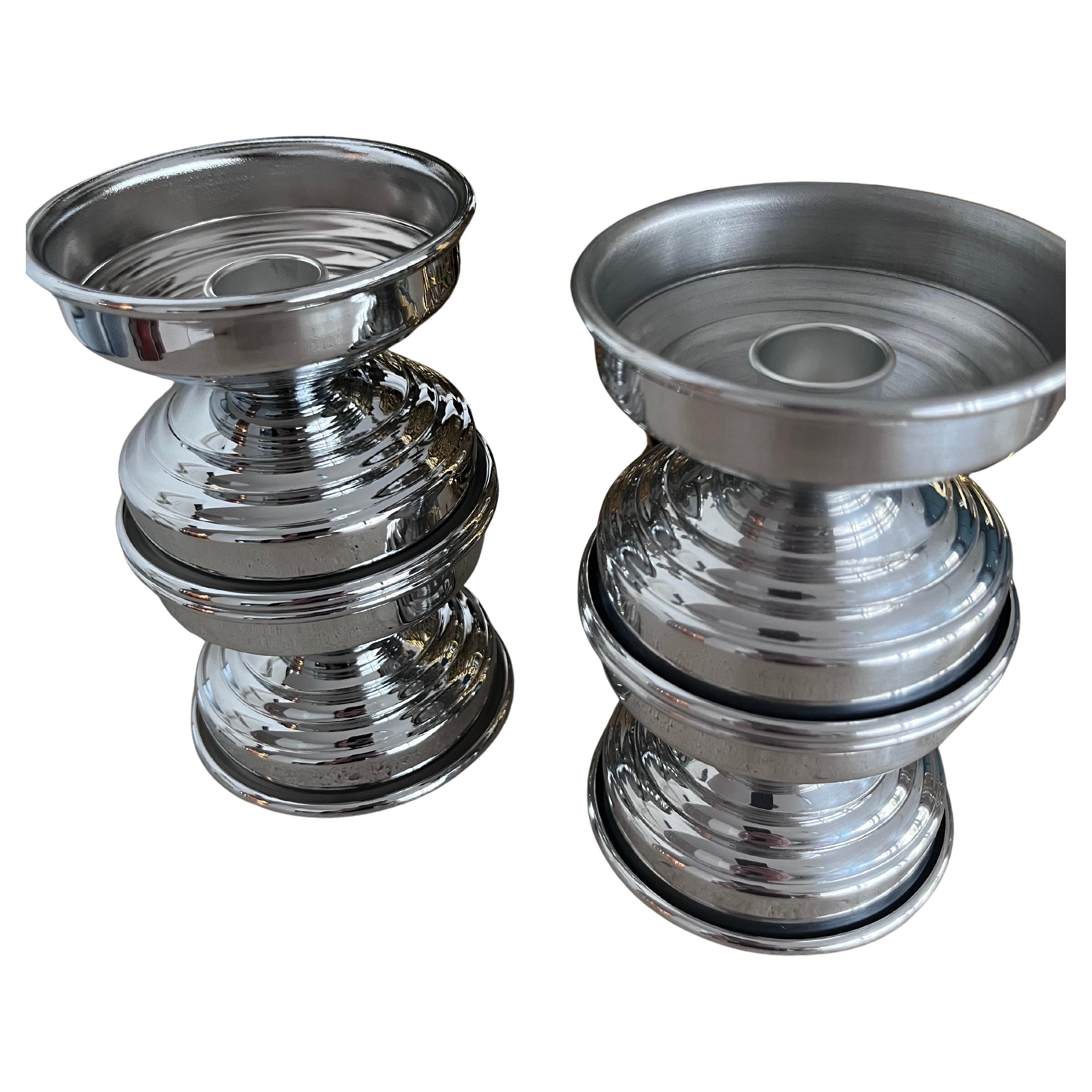 Set di 8 candelabri italiani in ottone placcato argento, design modernista anni '80 in vendita