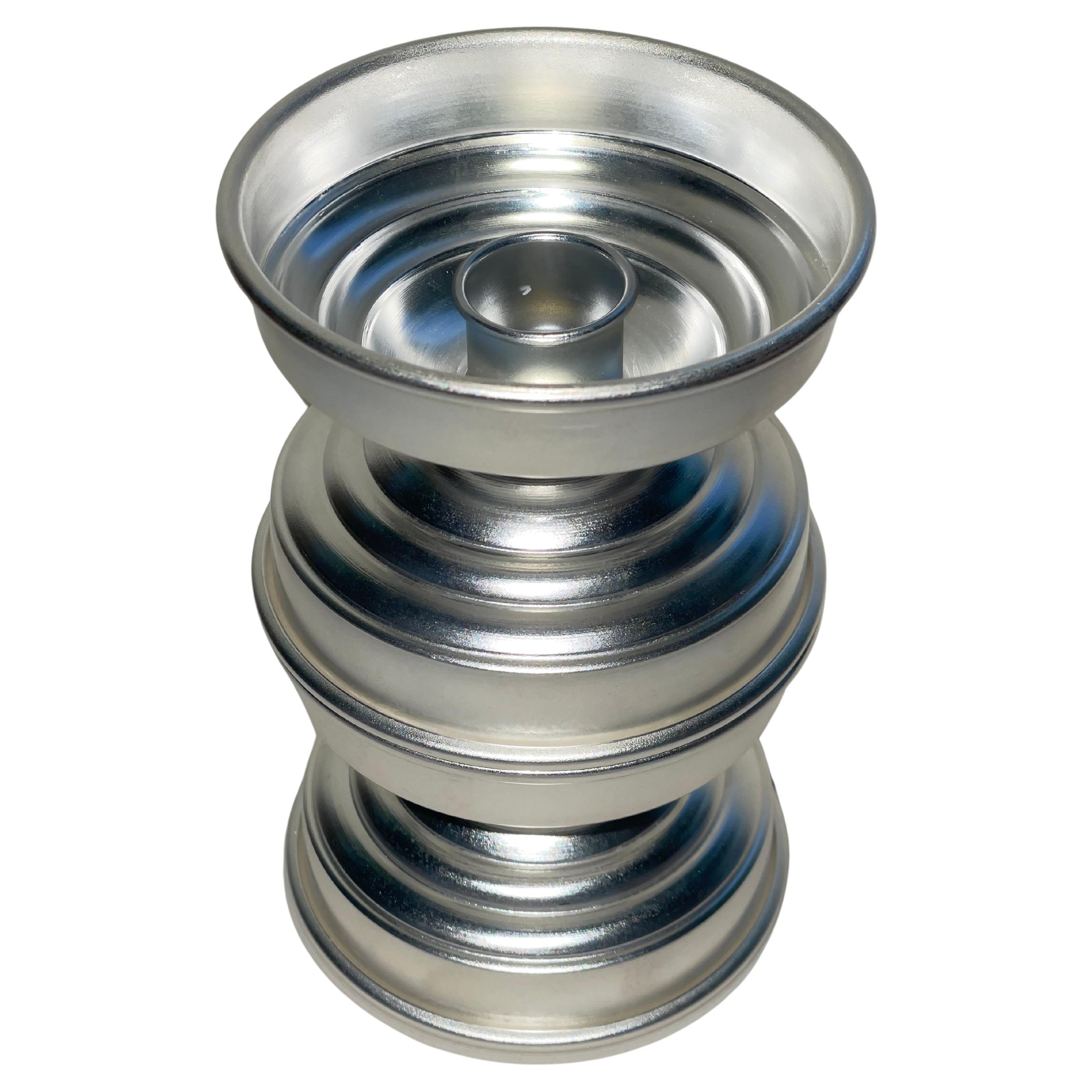 Set di 10 candelieri italiani in ottone placcato argento con design scultoreo contemporaneo

Questo set di 10 portacandele italiani in ottone argentato rappresenta un'opportunità unica di possedere un insieme completo di design contemporaneo da