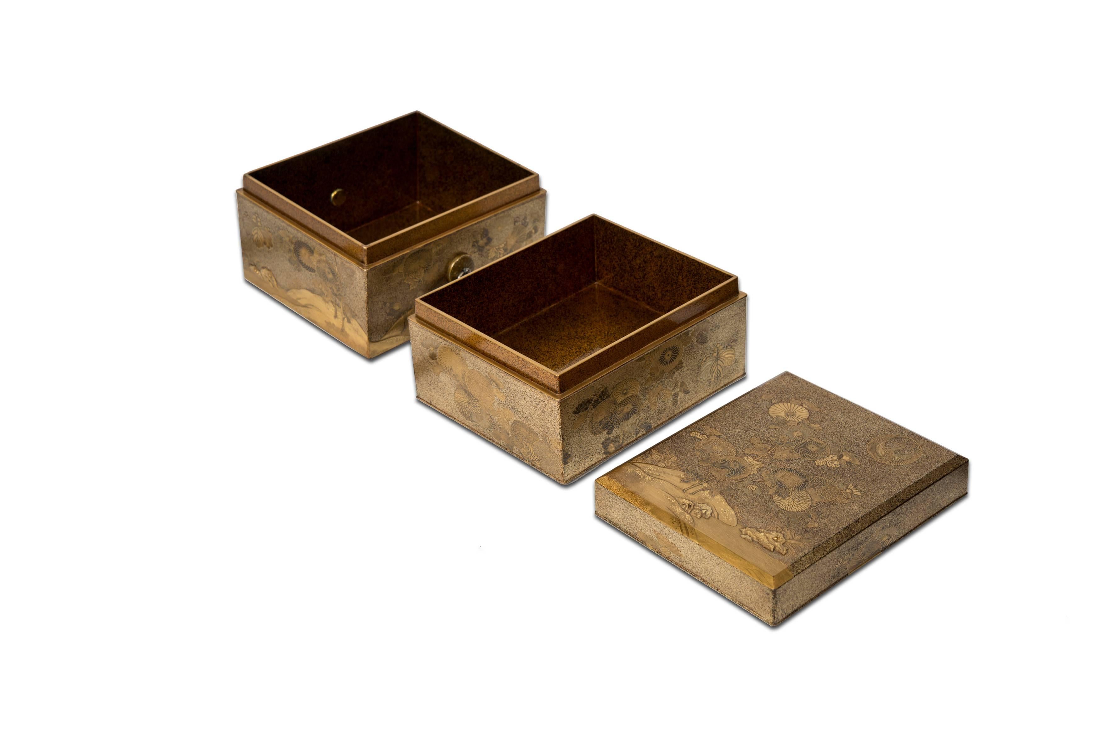 This box is in hirameiji lacquer and consists in three registers, every register corresponding to a compartment and every compartment being of decreasing size. There is a continuity in the decoration between compartments.
The last compartment
