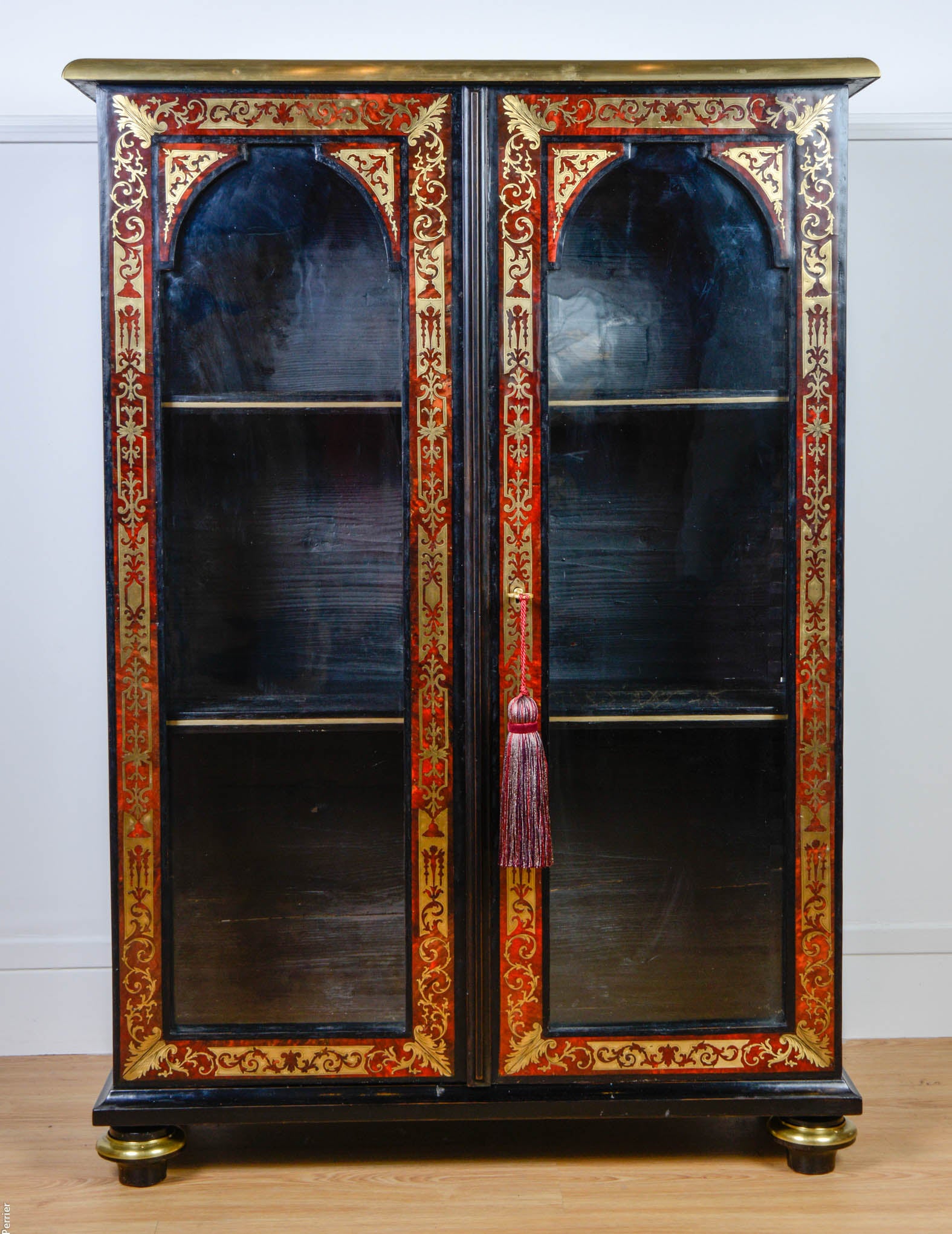 Boulle marquetry bookcase, opening with two glass doors richly inlaid with scrolls and acanthus leaves on red tortoiseshell background.

France - Louis XIV Period - 18th Century
Height 108 cm - Width 76 cm - Depth 32 cm