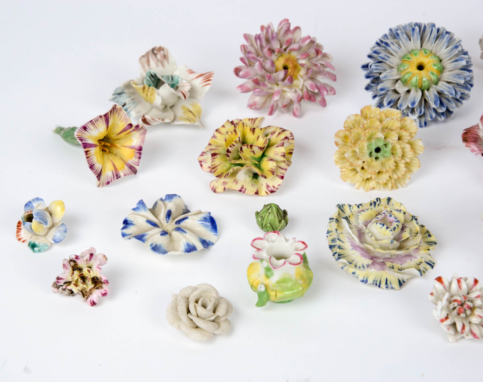 Exceptional collection of porcelain flowers of the 18th and 19th centuries in hard and tender paste.
Various polychrome shapes and decors representing daffodils, roses, carnations, daisies, buttons, lyserons ... Very light chips and losses on a few