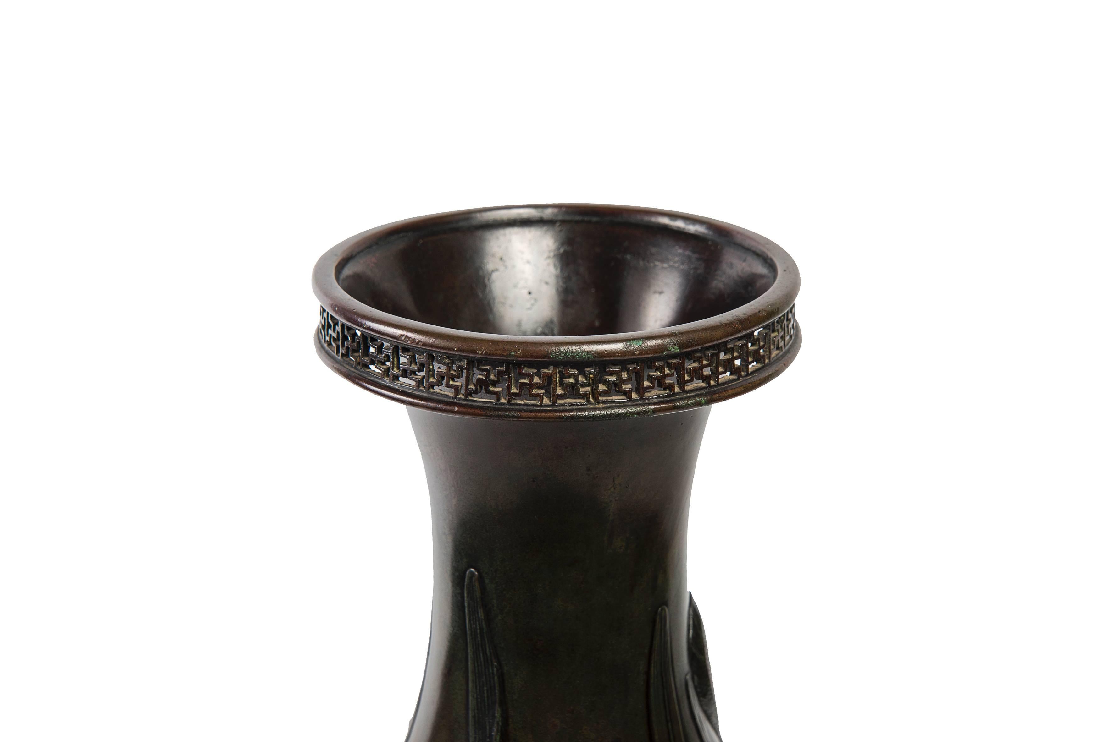 19th Meiji Japanese Bronze Vase, Hanashobu In Good Condition For Sale In Paris, FR