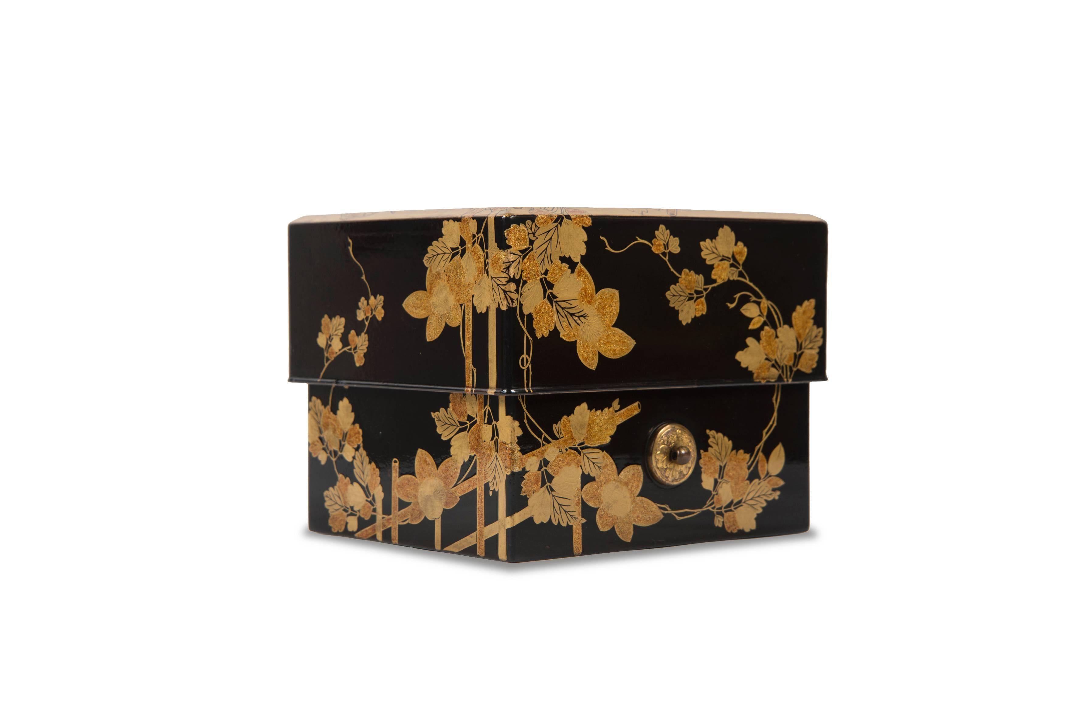 Black background lacquer box with a decor of foliage and flowers.
It contains a small tray supporting six assorted boxes with the symbols of the 