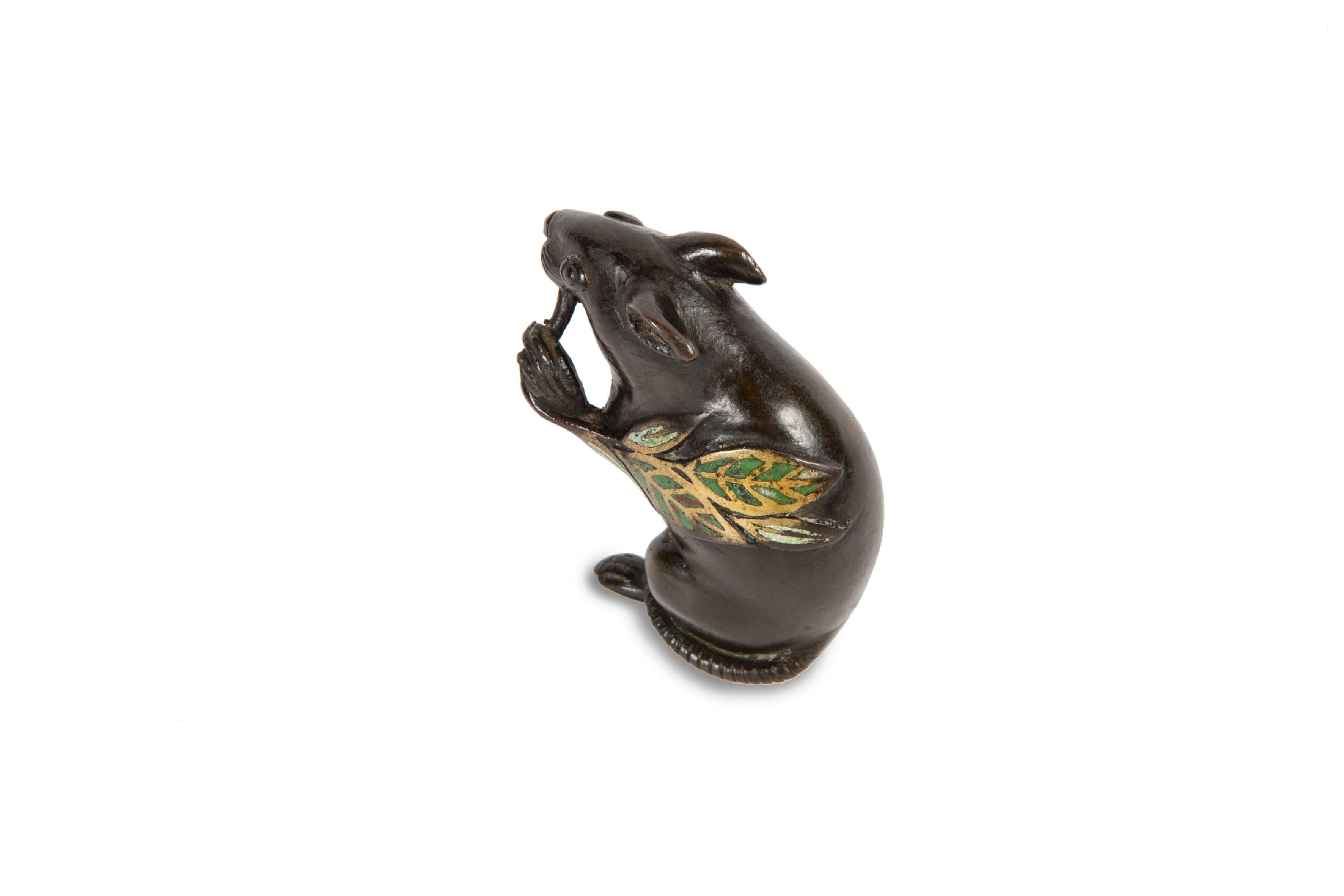 Small bronze representing a mouse nibbling branches in enameled cloisonné,
Japan, early 20th century.
Measures: Height 7 cm, length 4 cm, width 6 cm.
 