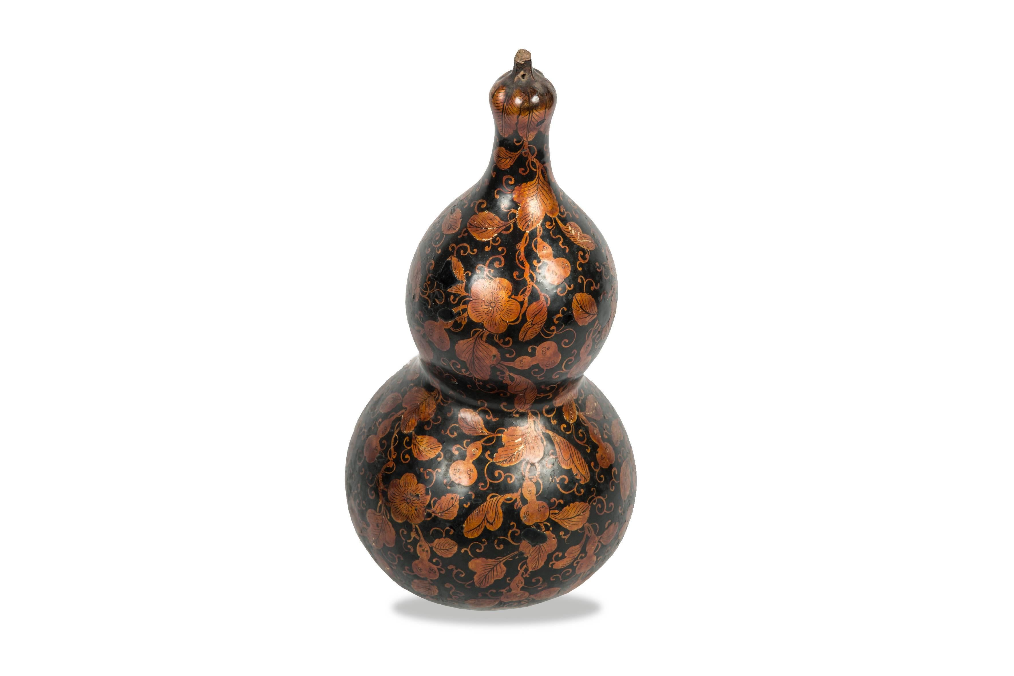 Calabash with a polychrome decor of leaves and calabash gourd.
Japan - Meiji (1868-1912).
Measures: Height 28 cm, diameter 15 cm.

 Known as hyotan in Japan, the earliest records of gourd can be found in Nihongi, the Chronicles of Japan