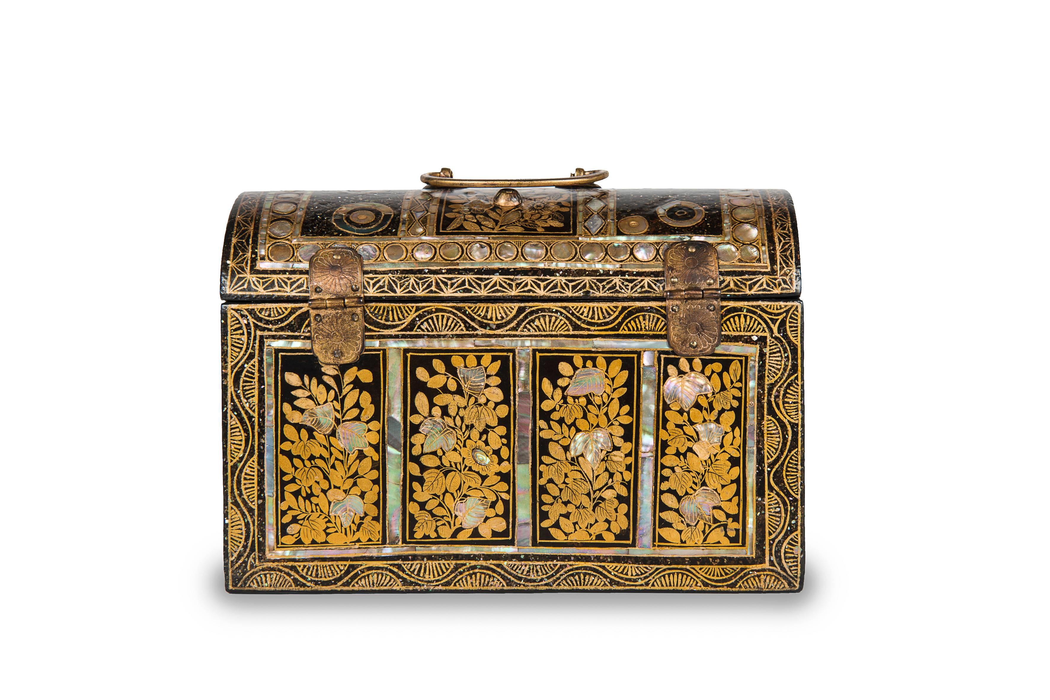 Japanese Namban Chest In Excellent Condition For Sale In Paris, FR