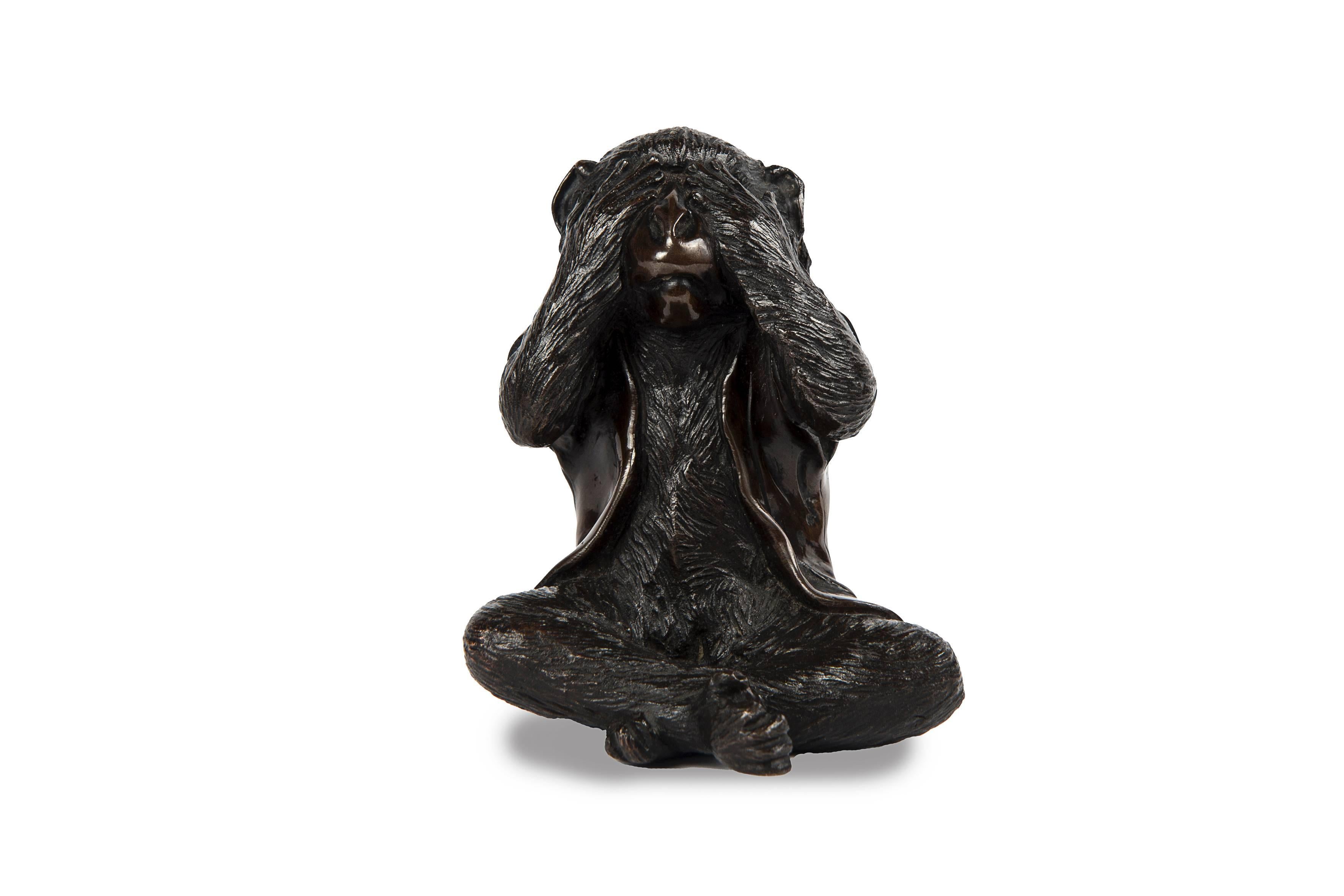 Beautiful bronze sculpture with brown patina very finely chiseled, depicting a sitting monkey dressed in a jacket richly decorated with arabesques, masking his eyes with his hands.

Japan, Meiji (1868-1912).
Measures: Height 10 cm, width 8.5 cm,