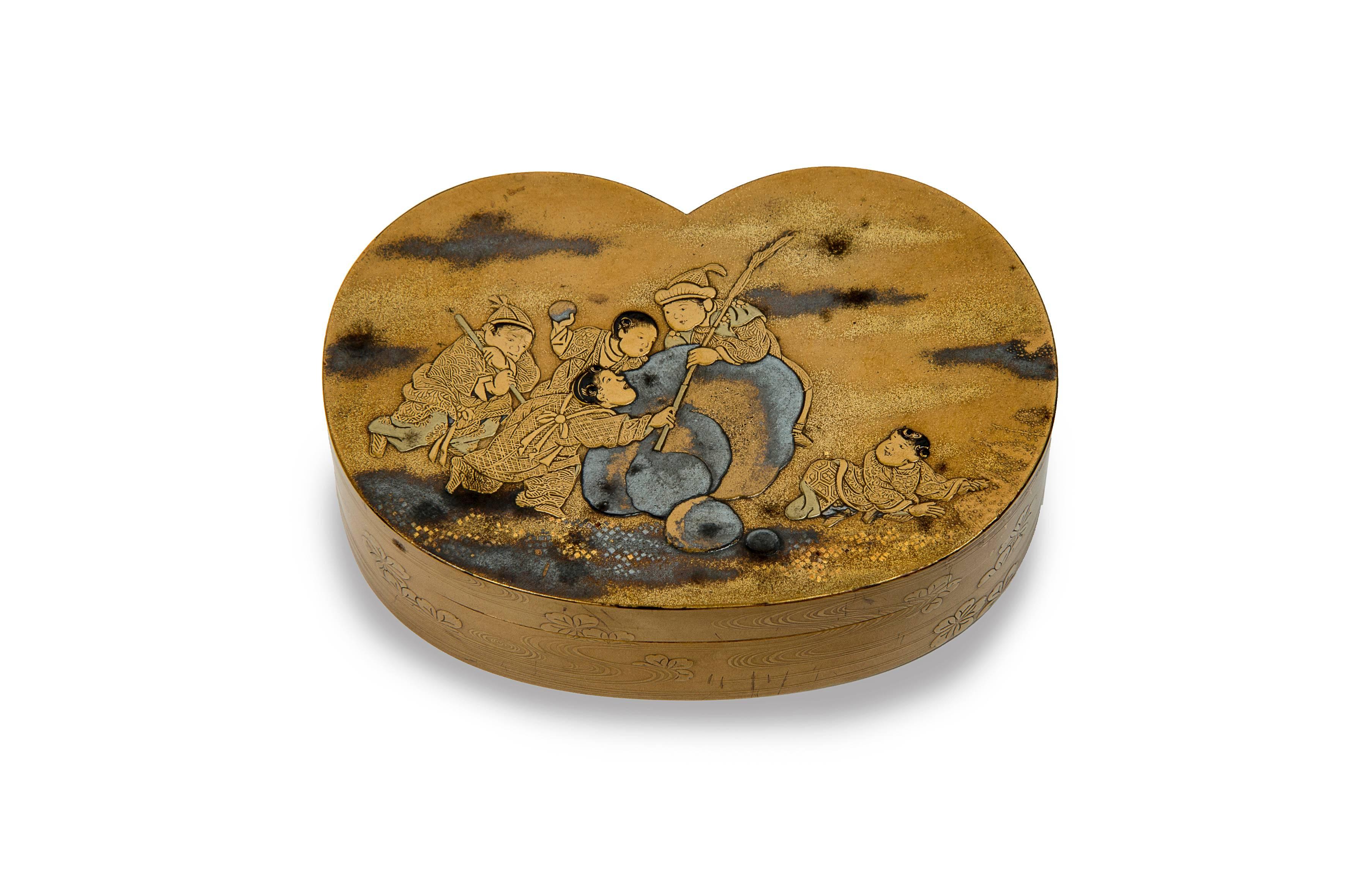 Kobako with reniforme inner plate in gold lacquer decorated with hira maki-e gold lacquer of five playing children.
The interior tray decorated with flowers and a fan.
Origin: Charles Cartier Bresson and Narde Collections.

Japan, Meiji
