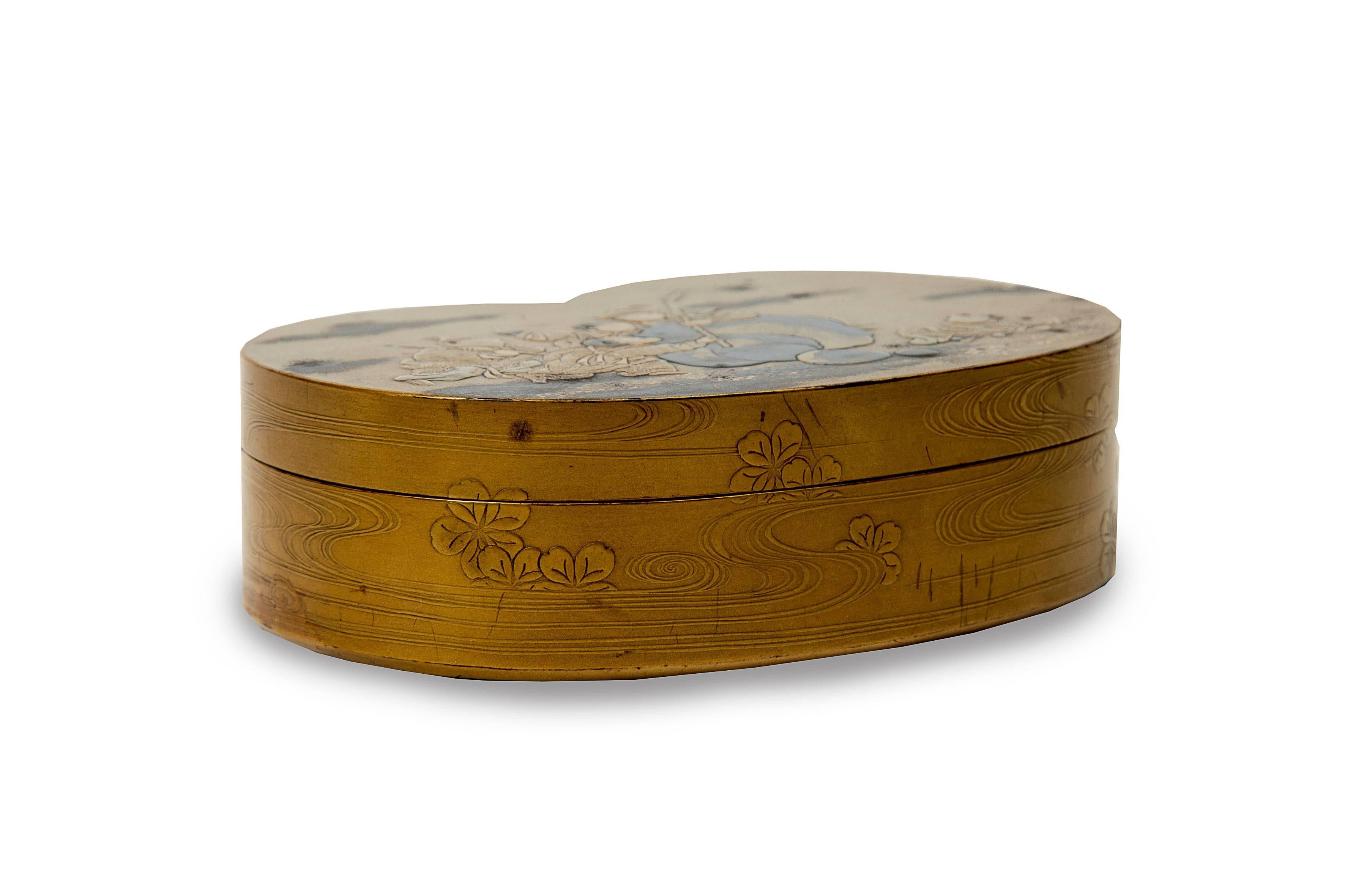 Meiji Japanese Gold Lacquered Kobako “Decorative Box” In Good Condition In Paris, FR