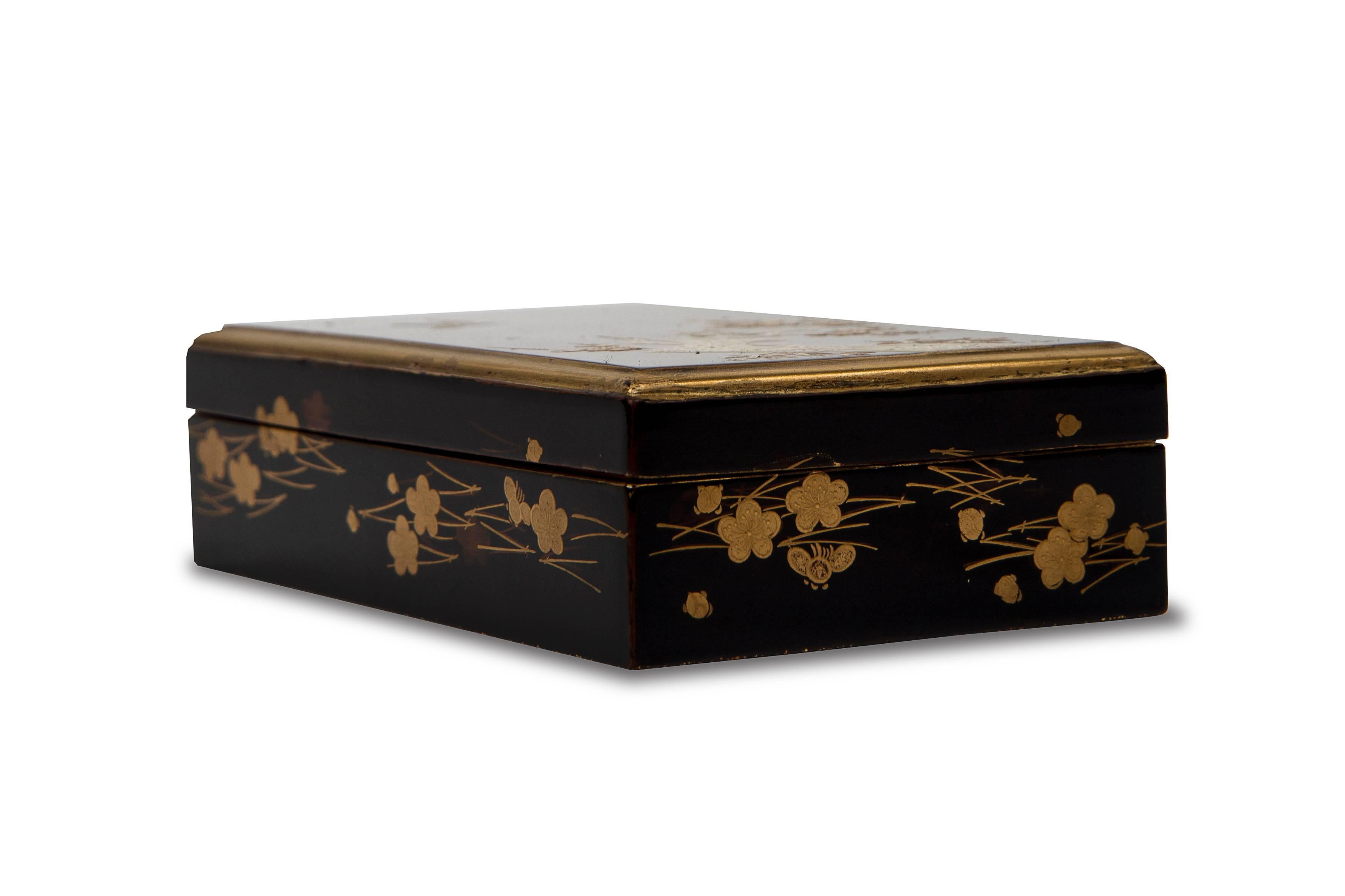 Meiji Japanese Black and Gold Lacquered Suzuribako 'Writing Box' In Good Condition In Paris, FR