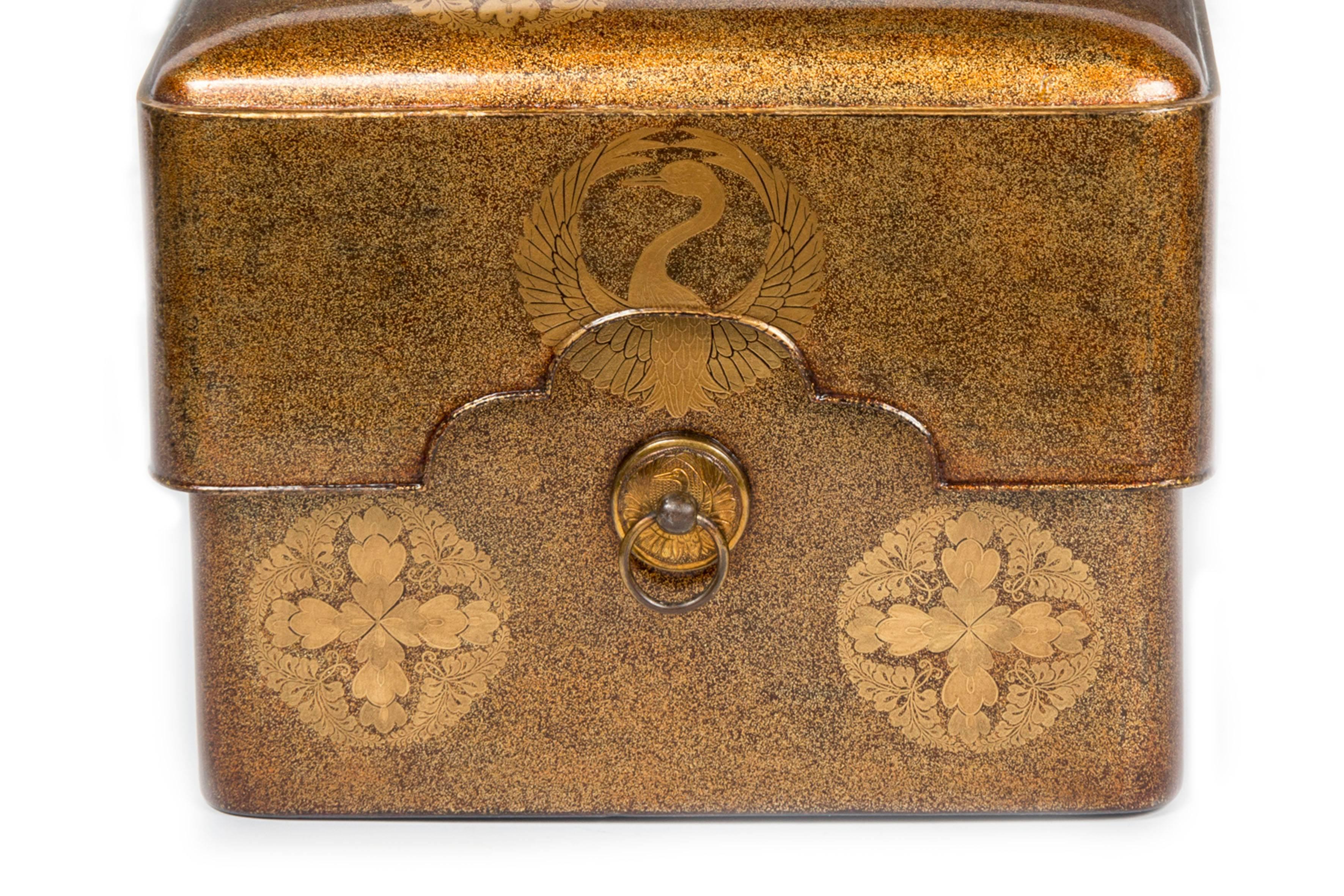 19th Japanese Lacquer Golden Kushibako, Môns of the Hojo and Mori Families, Box In Good Condition For Sale In Paris, FR